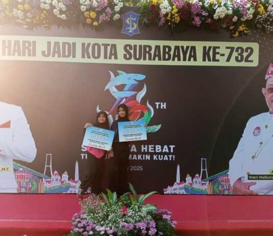 Keysha Azzahra Ramadhani dan Venezia Devani Sebastiano Atlet Woodball SD Muhammadiyah 15 Surabaya (SDM Limas) saat menerima medali penghargaan.
