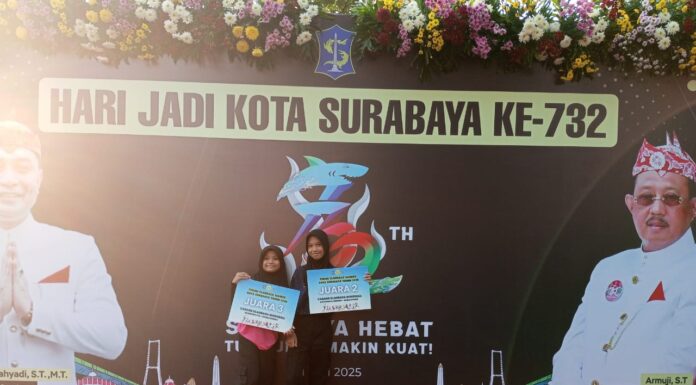 Keysha Azzahra Ramadhani dan Venezia Devani Sebastiano Atlet Woodball SDM Limas saat menerima pedali penghargaan. (foto: ali shodiqin)