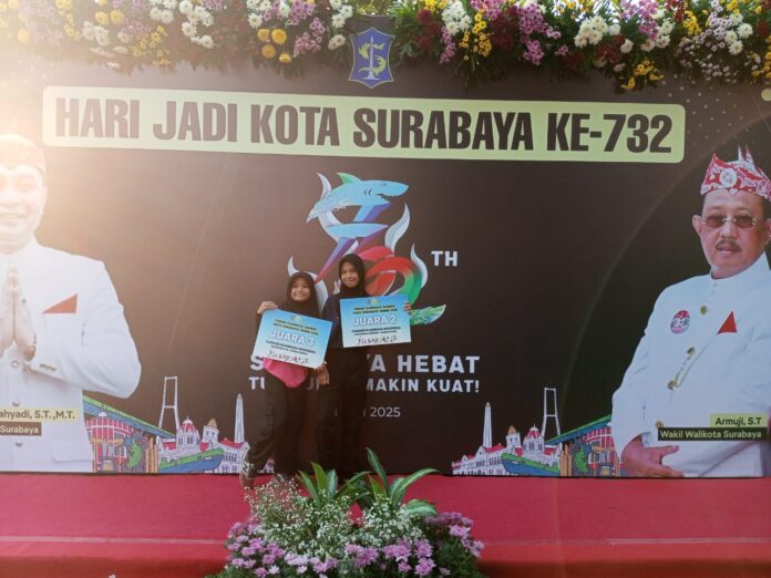 IMG-20250610-WA0040 Keysha Azzahra Ramadhani dan Venezia Devani Sebastiano Atlet Woodball SDM Limas saat menerima pedali penghargaan. (foto: ali shodiqin)
