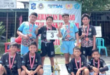 Tim Limas FC SD Muhammadiyah 15 Surabaya (SDM Limas) usai menerima Penghargaan di Kejuaraan Daerah Futsal Tingkat kota Surabaya. (Ali Shodiqin/PWMU.CO).