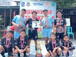Tim Limas FC SD Muhammadiyah 15 Surabaya (SDM Limas) usai menerima Penghargaan di Kejuaraan Daerah Futsal Tingkat kota Surabaya. (Ali Shodiqin/PWMU.CO).