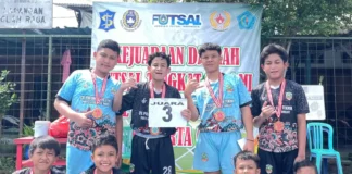 Tim Limas FC SD Muhammadiyah 15 Surabaya (SDM Limas) usai menerima Penghargaan di Kejuaraan Daerah Futsal Tingkat kota Surabaya. (Ali Shodiqin/PWMU.CO).