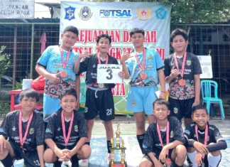 Tim Limas FC SD Muhammadiyah 15 Surabaya (SDM Limas) usai menerima Penghargaan di Kejuaraan Daerah Futsal Tingkat kota Surabaya. (Ali Shodiqin/PWMU.CO).