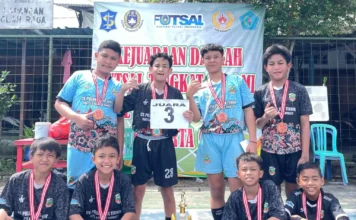 Tim Limas FC SD Muhammadiyah 15 Surabaya (SDM Limas) usai menerima Penghargaan di Kejuaraan Daerah Futsal Tingkat kota Surabaya. (Ali Shodiqin/PWMU.CO).