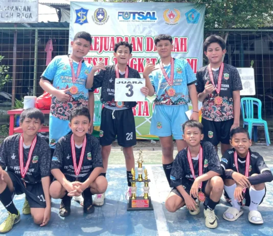 Tim Limas FC SD Muhammadiyah 15 Surabaya (SDM Limas) usai menerima Penghargaan di Kejuaraan Daerah Futsal Tingkat kota Surabaya. (Ali Shodiqin/PWMU.CO).