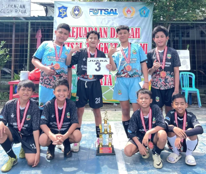 Liputan-Limas-FC-SDM-15-Surabaya-scaled-e1749044615430 Tim Limas FC SD Muhammadiyah 15 Surabaya (SDM Limas) usai menerima Penghargaan di Kejuaraan Daerah Futsal Tingkat kota Surabaya. (Ali Shodiqin/PWMU.CO).