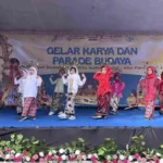 Pagelaran Tari Rek Ayo Rek Gelar Karya P5 dan Parade Budaya Nusantara di Halaman SD Muhammadiyah 15 Surabaya (SDM Limas. (foto: ali shodiqin)