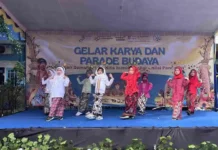 Pagelaran Tari Rek Ayo Rek Gelar Karya P5 dan Parade Budaya Nusantara di Halaman SD Muhammadiyah 15 Surabaya (SDM Limas. (foto: ali shodiqin)