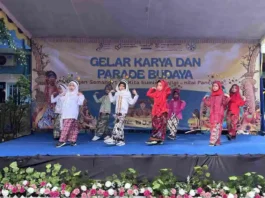 Pagelaran Tari Rek Ayo Rek Gelar Karya P5 dan Parade Budaya Nusantara di Halaman SD Muhammadiyah 15 Surabaya (SDM Limas. (foto: ali shodiqin)