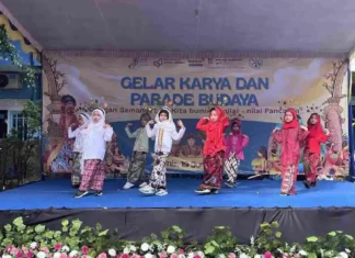 Pagelaran Tari Rek Ayo Rek Gelar Karya P5 dan Parade Budaya Nusantara di Halaman SD Muhammadiyah 15 Surabaya (SDM Limas. (foto: ali shodiqin)