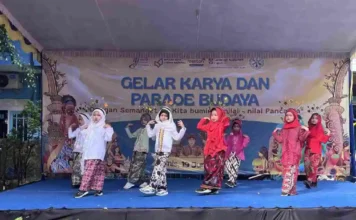 Pagelaran Tari Rek Ayo Rek Gelar Karya P5 dan Parade Budaya Nusantara di Halaman SD Muhammadiyah 15 Surabaya (SDM Limas. (foto: ali shodiqin)