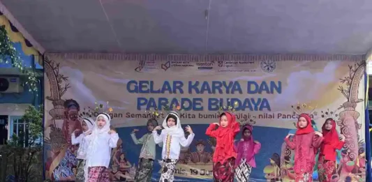 Pagelaran Tari Rek Ayo Rek Gelar Karya P5 dan Parade Budaya Nusantara di Halaman SD Muhammadiyah 15 Surabaya (SDM Limas. (foto: ali shodiqin)