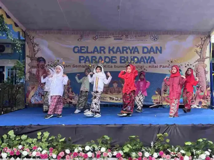 Pagelaran-Tari-Rek-Ayo-Rek-Gelar-Karya-P5-dan-Parade-Budaya-Nusantara-di-Halaman-SD-Muhammadiyah-15-Surabaya-SDM-Limas-foto-ali-ahodiqin_11zon Pagelaran Tari Rek Ayo Rek Gelar Karya P5 dan Parade Budaya Nusantara di Halaman SD Muhammadiyah 15 Surabaya (SDM Limas. (foto: ali shodiqin)