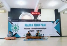 Wakil Ketua Pimpinan Daerah Muhammadiyah Kota Surabaya, H M Jemadi MA MPd saat memberikan pencerahan di Kajian Ahad Pagi PCM Wiyung. (Ali/PWMU.CO)