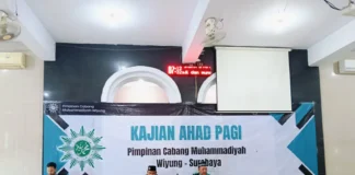 Wakil Ketua Pimpinan Daerah Muhammadiyah Kota Surabaya, H M Jemadi MA MPd saat memberikan pencerahan di Kajian Ahad Pagi PCM Wiyung. (Ali/PWMU.CO)