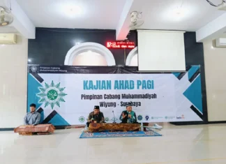 Wakil Ketua Pimpinan Daerah Muhammadiyah Kota Surabaya, H M Jemadi MA MPd saat memberikan pencerahan di Kajian Ahad Pagi PCM Wiyung. (Ali/PWMU.CO)
