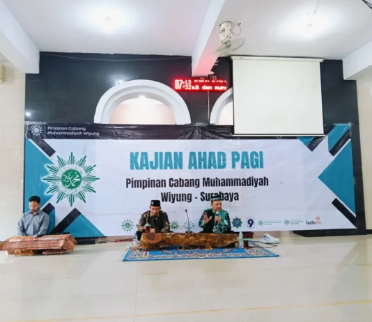 Wakil Ketua Pimpinan Daerah Muhammadiyah Kota Surabaya, H M Jemadi MA MPd saat memberikan pencerahan di Kajian Ahad Pagi PCM Wiyung. (Ali/PWMU.CO)