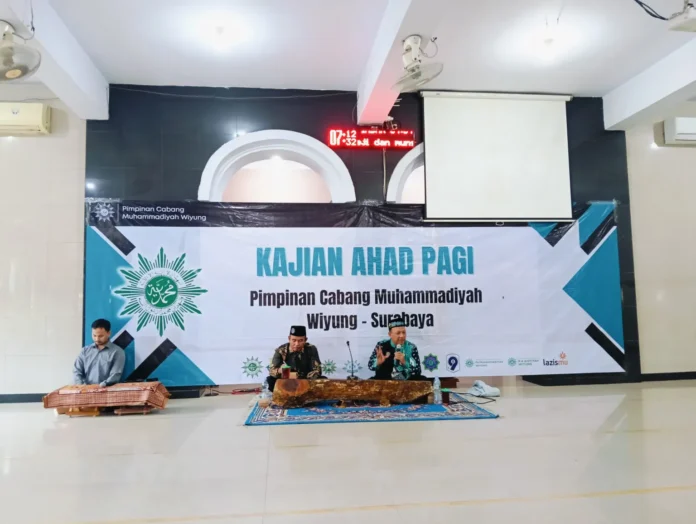 WhatsApp-Image-2025-06-03-at-07.00.37-scaled Wakil Ketua Pimpinan Daerah Muhammadiyah Kota Surabaya, H M Jemadi MA MPd saat memberikan pencerahan di Kajian Ahad Pagi PCM Wiyung. (Ali/PWMU.CO)