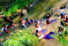 Keseruan siswa SDM Limas saat mengikuti outbound di Lembah Pandawa (Ali/PWMU.CO)