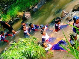 Keseruan siswa SDM Limas saat mengikuti outbound di Lembah Pandawa (Ali/PWMU.CO)