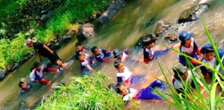Keseruan siswa SDM Limas saat mengikuti outbound di Lembah Pandawa (Ali/PWMU.CO)