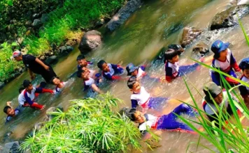 Keseruan siswa SDM Limas saat mengikuti outbound di Lembah Pandawa (Ali/PWMU.CO)