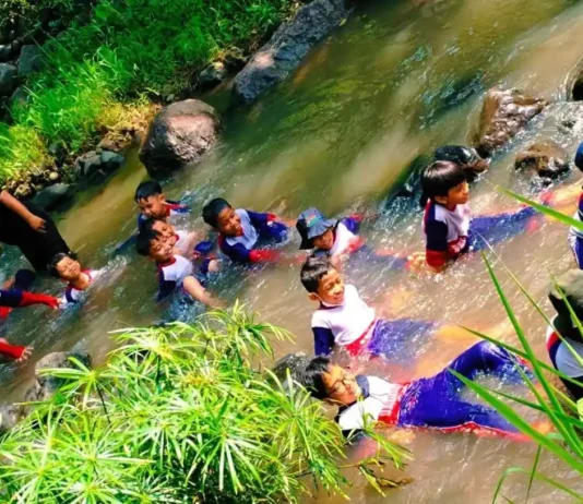 Keseruan siswa SDM Limas saat mengikuti outbound di Lembah Pandawa (Ali/PWMU.CO)