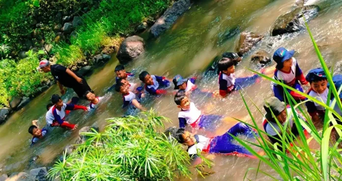 Keseruan siswa SDM Limas saat mengikuti outbound di Lembah Pandawa (Ali/PWMU.CO)