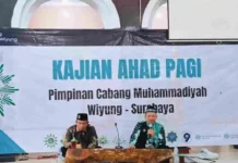 Wakil Ketua Pimpinan Daerah Muhammadiyah kota Surabaya HM Jemadi MA MPd saat menyampaikan materi di Kajian Ahad Pagi PCM Wiyung. (foto: ali shodiqin)