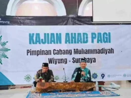 Wakil Ketua Pimpinan Daerah Muhammadiyah kota Surabaya HM Jemadi MA MPd saat menyampaikan materi di Kajian Ahad Pagi PCM Wiyung. (foto: ali shodiqin)