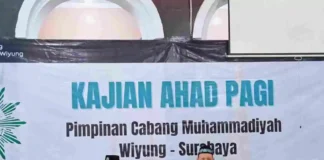 Wakil Ketua Pimpinan Daerah Muhammadiyah kota Surabaya HM Jemadi MA MPd saat menyampaikan materi di Kajian Ahad Pagi PCM Wiyung. (foto: ali shodiqin)