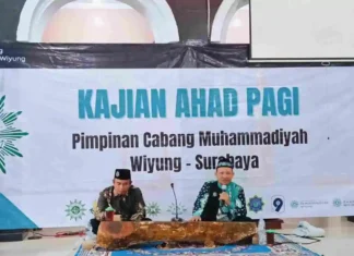 Wakil Ketua Pimpinan Daerah Muhammadiyah kota Surabaya HM Jemadi MA MPd saat menyampaikan materi di Kajian Ahad Pagi PCM Wiyung. (foto: ali shodiqin)