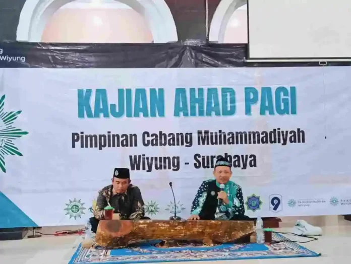 Wakil Ketua Pimpinan Daerah Muhammadiyah kota Surabaya HM Jemadi MA MPd saat menyampaikan materi di Kajian Ahad Pagi PCM Wiyung. (foto: ali shodiqin)