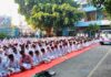 Suasana kegiatan penutupan MPLS Ramah 2025 SD Muhammadiyah 15 Surabaya (SDM Limas) saat pelaksanaan shalat Dhuha berjamaah di halaman sekolah. (Ali/KLIKMU.CO)