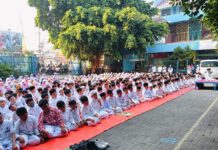Suasana kegiatan penutupan MPLS Ramah 2025 SD Muhammadiyah 15 Surabaya (SDM Limas) saat pelaksanaan shalat Dhuha berjamaah di halaman sekolah. (Ali/KLIKMU.CO)