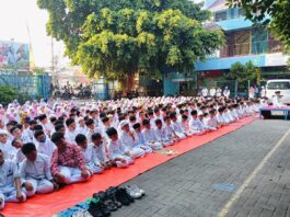 Suasana kegiatan penutupan MPLS Ramah 2025 SD Muhammadiyah 15 Surabaya (SDM Limas) saat pelaksanaan shalat Dhuha berjamaah di halaman sekolah. (Ali/KLIKMU.CO)