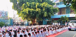 Suasana kegiatan penutupan MPLS Ramah 2025 SD Muhammadiyah 15 Surabaya (SDM Limas) saat pelaksanaan shalat Dhuha berjamaah di halaman sekolah. (Ali/KLIKMU.CO)
