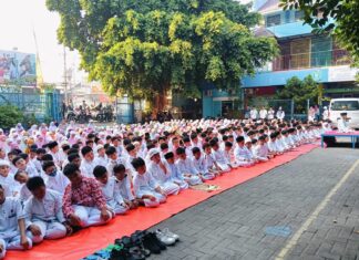 Suasana kegiatan penutupan MPLS Ramah 2025 SD Muhammadiyah 15 Surabaya (SDM Limas) saat pelaksanaan shalat Dhuha berjamaah di halaman sekolah. (Ali/KLIKMU.CO)