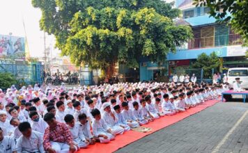 Suasana kegiatan penutupan MPLS Ramah 2025 SD Muhammadiyah 15 Surabaya (SDM Limas) saat pelaksanaan shalat Dhuha berjamaah di halaman sekolah. (Ali/KLIKMU.CO)