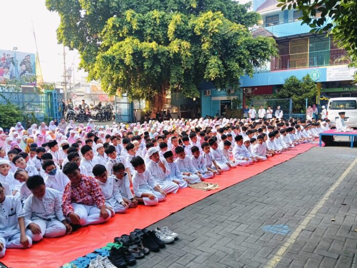 43fabb65-a2ae-4324-8cb4-02311c91a936-scaled-e1753148911354 Suasana kegiatan penutupan MPLS Ramah 2025 SD Muhammadiyah 15 Surabaya (SDM Limas) saat pelaksanaan shalat Dhuha berjamaah di halaman sekolah. (Ali/KLIKMU.CO)