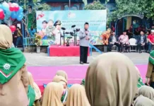 Ketua PCM Wiyung Surabaya H Suri Marzuki SE saat memberikan pencerahan pembukaan Tahun Ajaran Baru 2025-2026 SDM Limas. (foto: ali shodiqin)