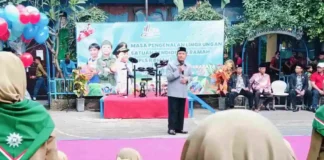 Ketua PCM Wiyung Surabaya H Suri Marzuki SE saat memberikan pencerahan pembukaan Tahun Ajaran Baru 2025-2026 SDM Limas. (foto: ali shodiqin)