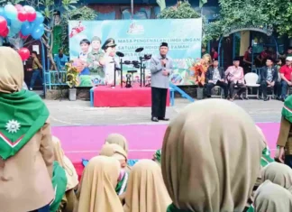 Ketua PCM Wiyung Surabaya H Suri Marzuki SE saat memberikan pencerahan pembukaan Tahun Ajaran Baru 2025-2026 SDM Limas. (foto: ali shodiqin)