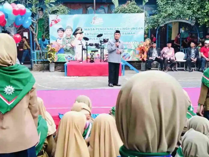 H-Suri-Marzuki-SE-Ketua-PCM-Wiyung-Surabaya-saat-memberikan-pencerahan-pembukaan-Tahun-Ajaran-Baru-2025-2026-SDM-Limas-ali-shodiqin_11zon Ketua PCM Wiyung Surabaya H Suri Marzuki SE saat memberikan pencerahan pembukaan Tahun Ajaran Baru 2025-2026 SDM Limas. (foto: ali shodiqin)