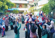 Suasana Keseruan MPLS Ramah 2025 SD Muhammadiyah 15 Surabaya (SDM Limas) di Halaman Sekolah (Ali/PWMU.CO)