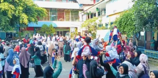 Suasana Keseruan MPLS Ramah 2025 SD Muhammadiyah 15 Surabaya (SDM Limas) di Halaman Sekolah (Ali/PWMU.CO)