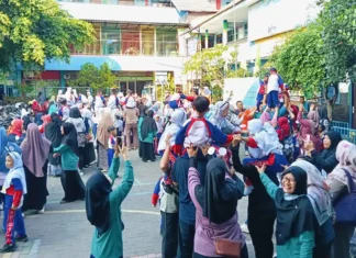 Suasana Keseruan MPLS Ramah 2025 SD Muhammadiyah 15 Surabaya (SDM Limas) di Halaman Sekolah (Ali/PWMU.CO)