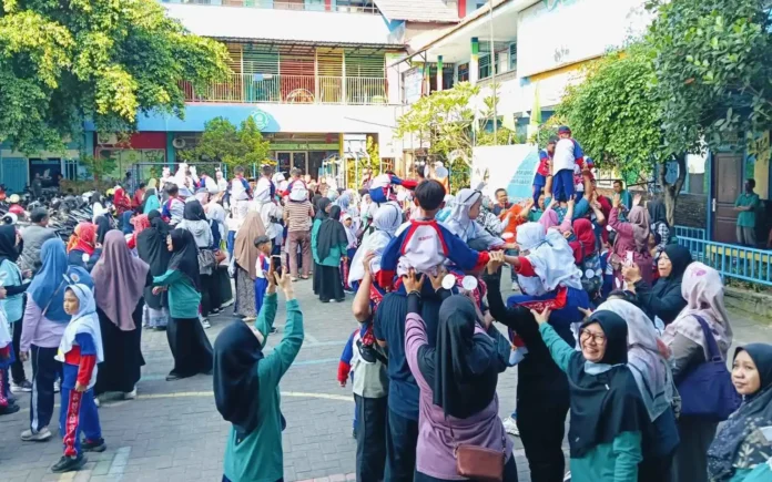 Suasana Keseruan MPLS Ramah 2025 SD Muhammadiyah 15 Surabaya (SDM Limas) di Halaman Sekolah (Ali/PWMU.CO) Suasana Keseruan MPLS Ramah 2025 SD Muhammadiyah 15 Surabaya (SDM Limas) di Halaman Sekolah (Ali/PWMU.CO)