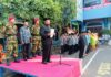 H Suri Marzuki SE Ketua Pimpinan Cabang Muhammadiyah Wiyung kota Surabaya Saat Memberikan Amanah Sebagai Inspektur Upacara Bendera HUT RI Ke-80 di Halaman SD Muhammadiyah 15 Surabaya. (Ali/PWMU.CO)