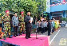 Teguhkan Komitmen Memajukan Negeri Harapan Inspektur Upacara HUT RI ke-80 PCM Wiyung H Suri Marzuki SE Ketua Pimpinan Cabang Muhammadiyah Wiyung kota Surabaya Saat Memberikan Amanah Sebagai Inspektur Upacara Bendera HUT RI Ke-80 di Halaman SD Muhammadiyah 15 Surabaya. (Ali/PWMU.CO)